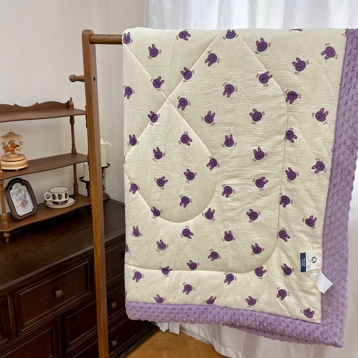 91家纺网 家纺一手货源 找家纺 源启生活 2023新款全棉皱皱纱手包边豆豆被 紫小兔