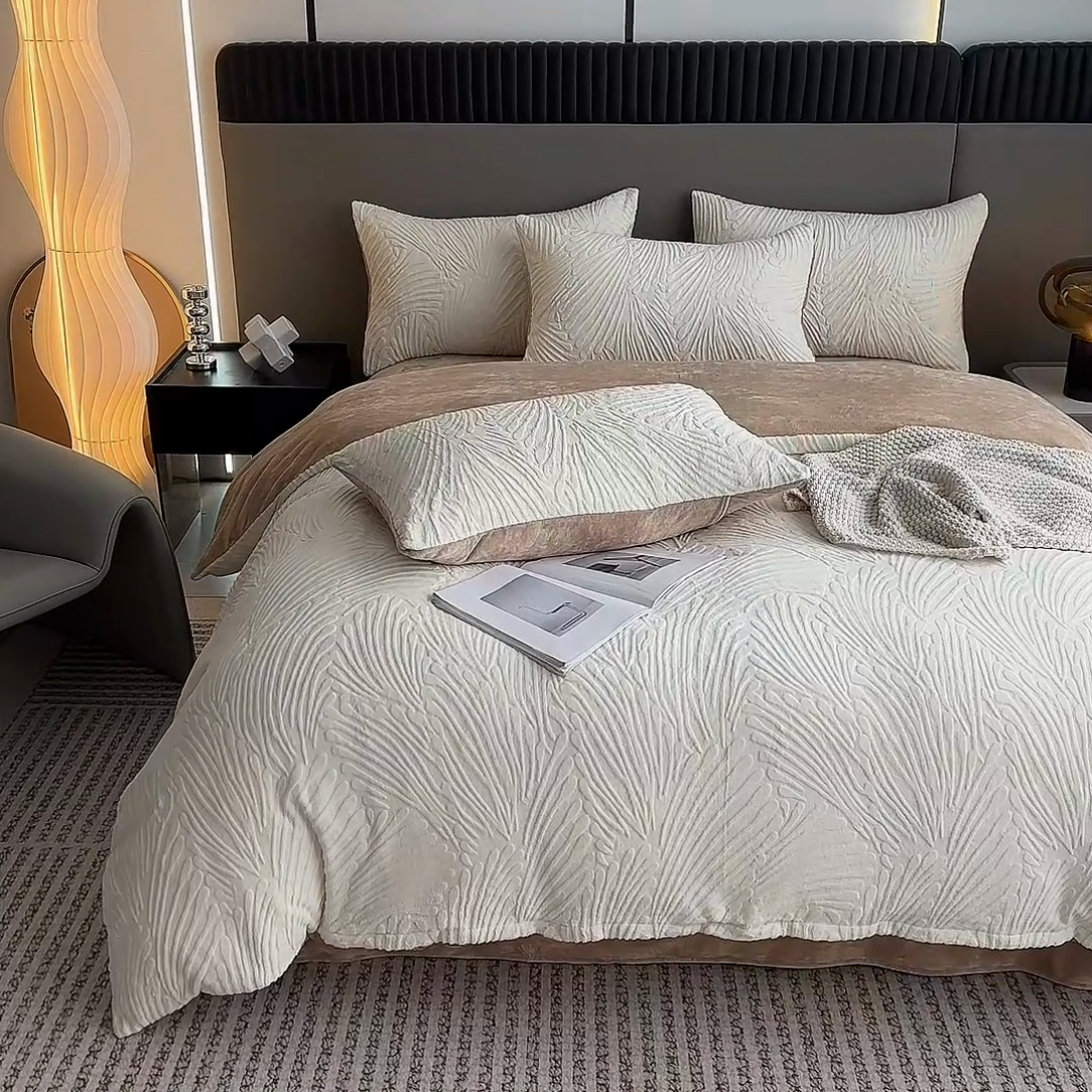 91家纺网 家纺一手货源 找家纺 铠畅家纺 2023爆款A类230g立体雕花牛奶绒四件套 大浪淘沙花型-白