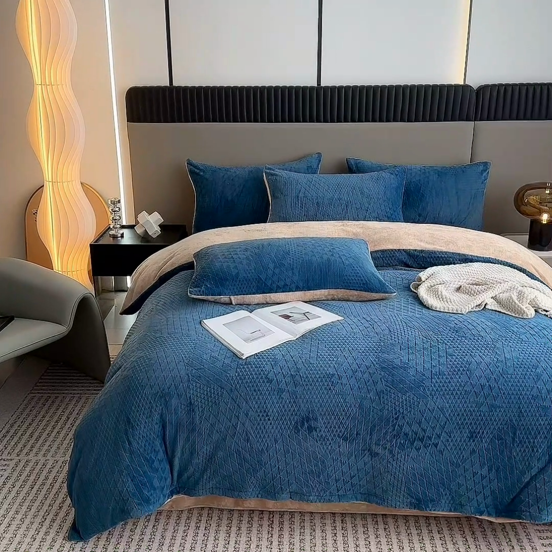 91家纺网 家纺一手货源 找家纺 铠畅家纺 2023爆款A类230g立体雕花牛奶绒四件套 七巧板宝蓝