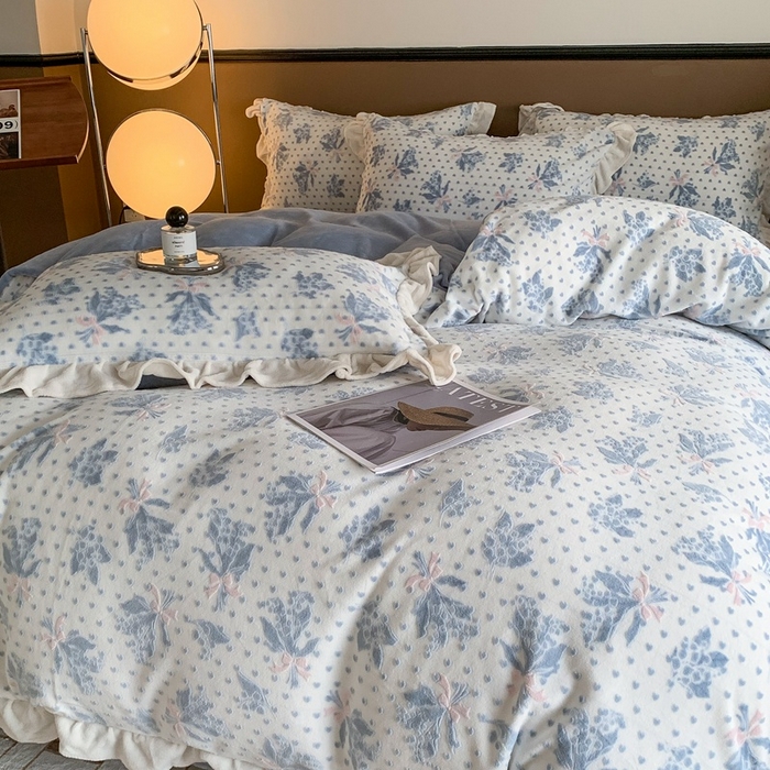 91家纺网 家纺一手货源 找家纺 潘朵拉 2023新款高克重法式花边着色雕花牛奶绒四件套 清浅（蓝）