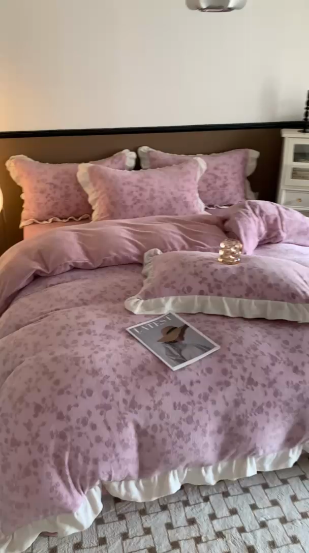 91家纺网 家纺一手货源 找家纺 潘朵拉 2023新款高克重法式花边着色雕花牛奶绒四件套 梨花粉紫