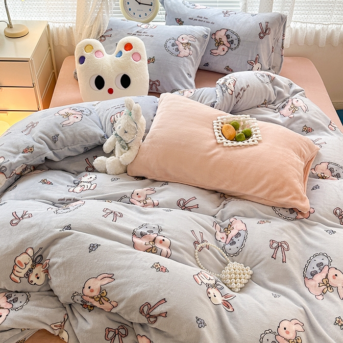 91家纺网 家纺一手货源 找家纺 昔可家纺  2023新款高克重印花牛奶绒卡通系列四件套 蓝底抱枕小兔