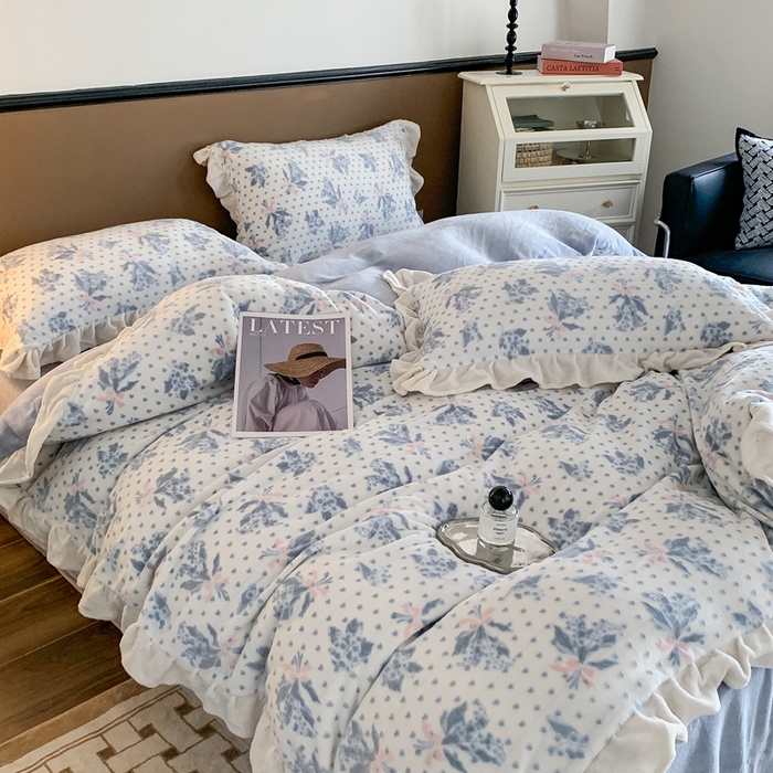 91家纺网 家纺一手货源 找家纺 潘朵拉 2023新款高克重法式花边着色雕花牛奶绒四件套 清浅（蓝）