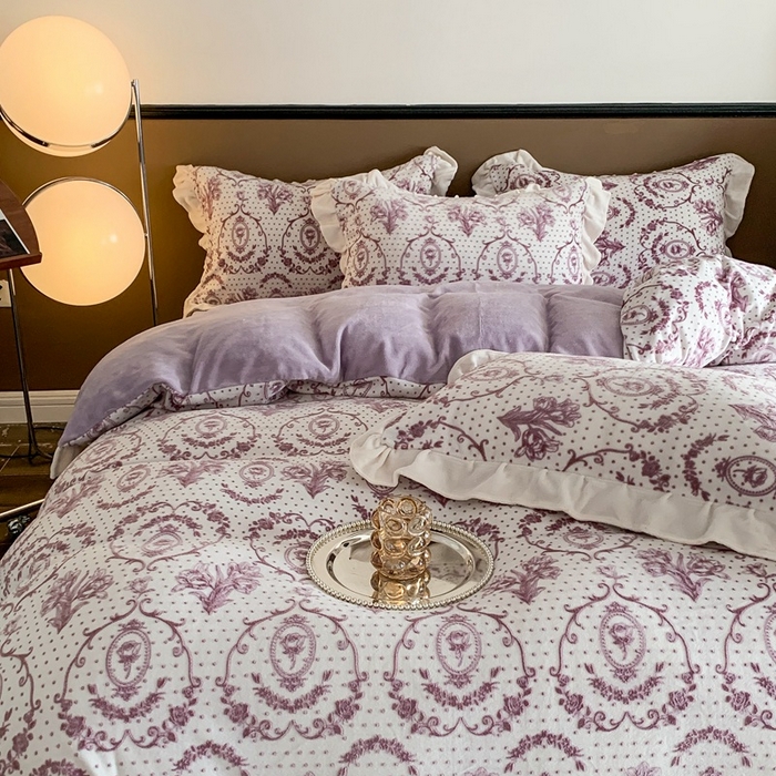91家纺网 家纺一手货源 找家纺 潘朵拉 2023新款高克重法式花边着色雕花牛奶绒四件套 法式浪漫紫