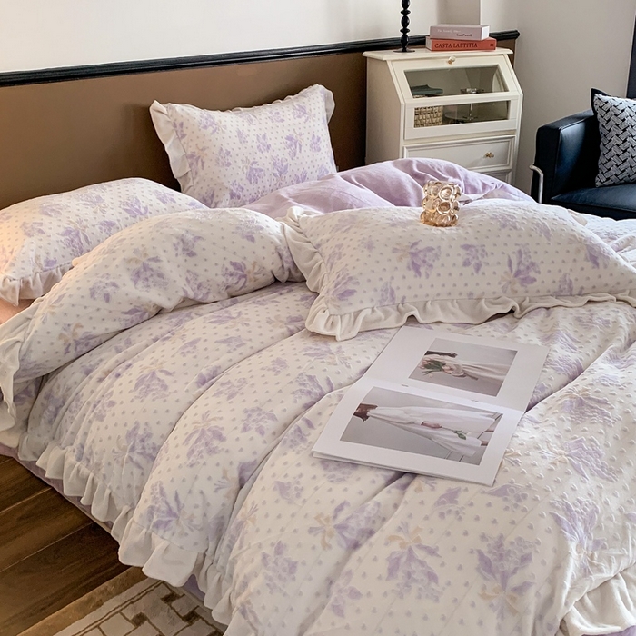 91家纺网 家纺一手货源 找家纺 潘朵拉 2023新款高克重法式花边着色雕花牛奶绒四件套 清浅（紫）