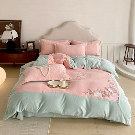 91家纺网 家纺一手货源 找家纺 爱家 2023 新款A类牛奶绒刺绣四件套--梦巴黎系列 公主粉-奶油绿