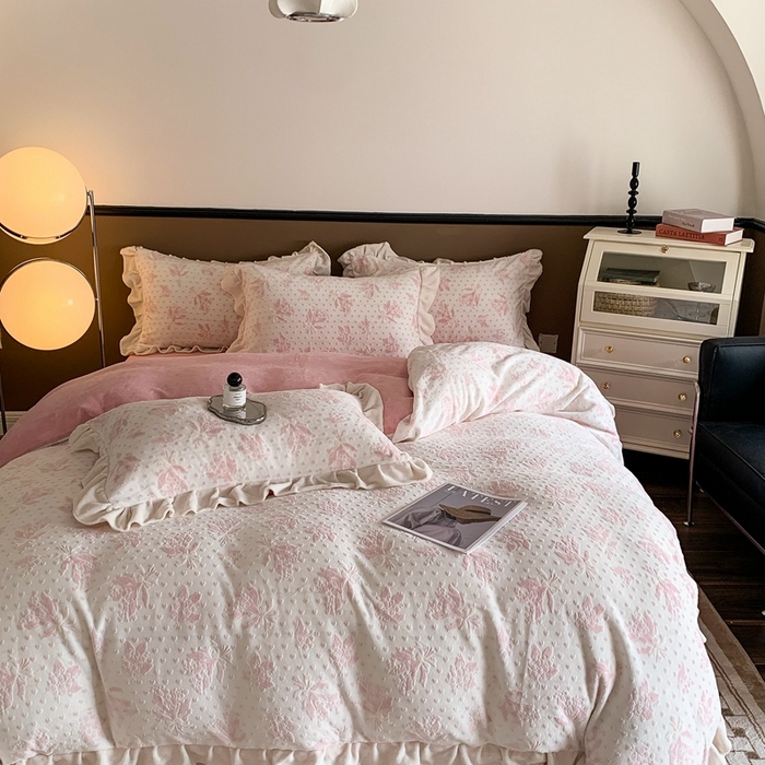 91家纺网 家纺一手货源 找家纺 潘朵拉 2023新款高克重法式花边着色雕花牛奶绒四件套 清浅（粉)