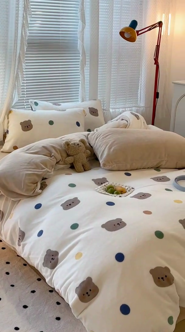 91家纺网 家纺一手货源 找家纺 昔可家纺  2023新款高克重印花牛奶绒卡通系列四件套 彩色波点熊