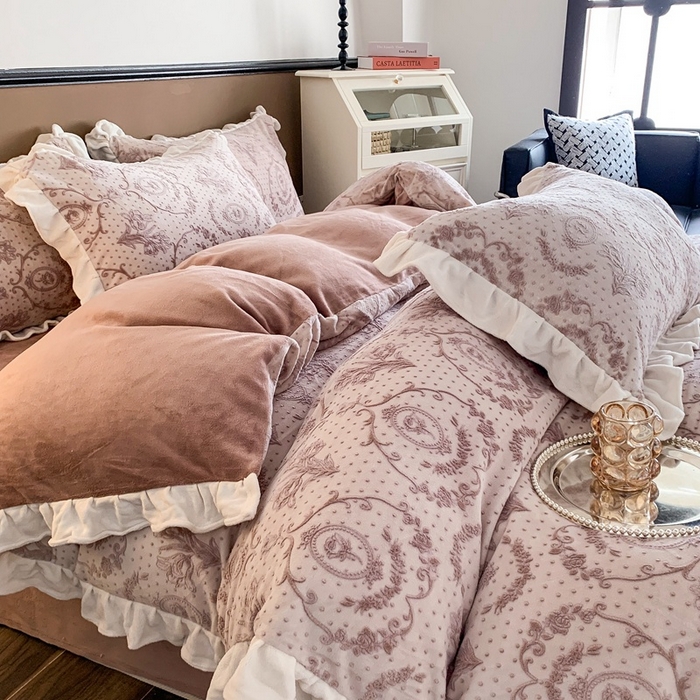 91家纺网 家纺一手货源 找家纺 潘朵拉 2023新款高克重法式花边着色雕花牛奶绒四件套 法式浪漫咖