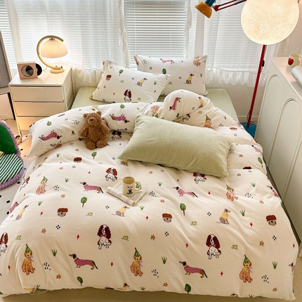 91家纺网 家纺一手货源 找家纺 昔可家纺  2023新款高克重印花牛奶绒卡通系列四件套 萌宠狗狗