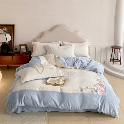 91家纺网 家纺一手货源 找家纺 爱家 2023 新款A类牛奶绒刺绣四件套--梦巴黎系列 奶昔白-天空兰