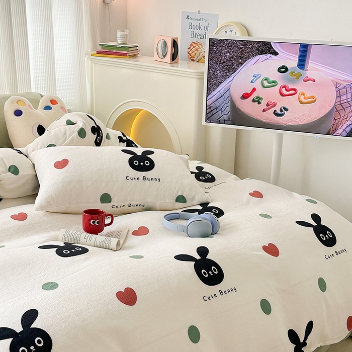 91家纺网 家纺一手货源 找家纺 昔可家纺  2023新款高克重印花牛奶绒卡通系列四件套 波点小黑兔