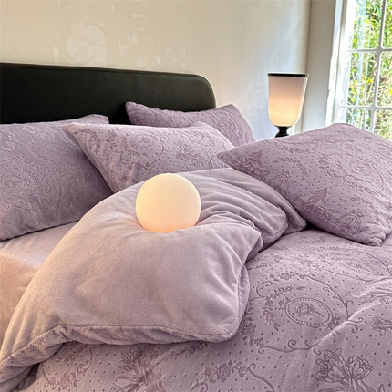 91家纺网 家纺一手货源 找家纺 桃子家居 2023新款A类高克重230克法式轻奢复古着色烂花雕花缦格加厚牛奶绒四件套 缦格紫罗兰