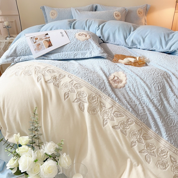 91家纺网 家纺一手货源 找家纺 宅家居 2023新款法式风拼接刺绣全消光A类浮雕花绒剪花烂花牛奶绒四件套-幸福玫瑰 魅-蓝