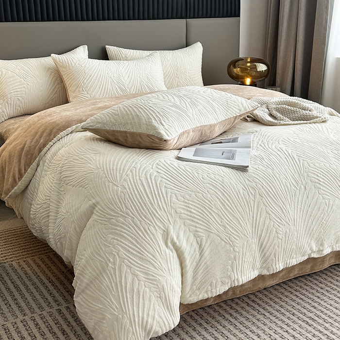 91家纺网 家纺一手货源 找家纺 铠畅家纺 2023爆款A类230g立体雕花牛奶绒四件套 大浪淘沙花型-白