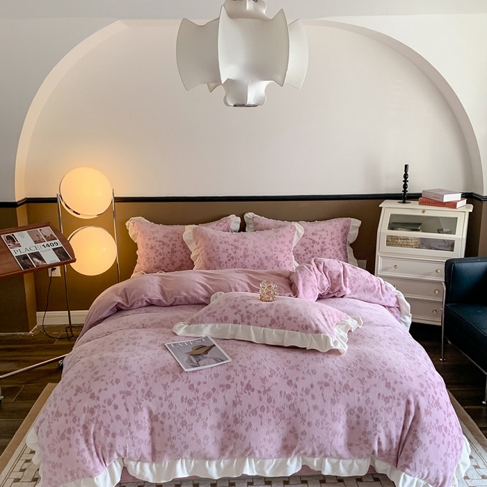 91家纺网 家纺一手货源 找家纺 潘朵拉 2023新款高克重法式花边着色雕花牛奶绒四件套 梨花粉紫