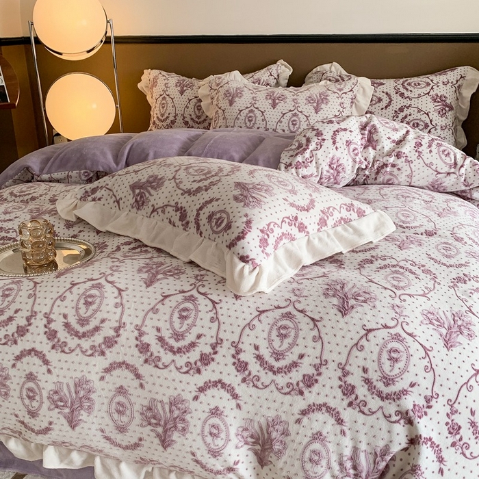 91家纺网 家纺一手货源 找家纺 潘朵拉 2023新款高克重法式花边着色雕花牛奶绒四件套 法式浪漫紫