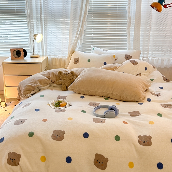 91家纺网 家纺一手货源 找家纺 昔可家纺  2023新款高克重印花牛奶绒卡通系列四件套 彩色波点熊