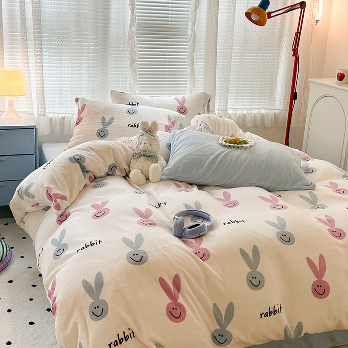 91家纺网 家纺一手货源 找家纺 昔可家纺  2023新款高克重印花牛奶绒卡通系列四件套 长耳朵兔兔