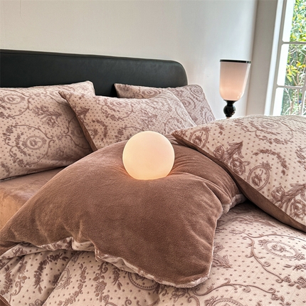 91家纺网 家纺一手货源 找家纺 （总）桃子家居 2023新款A类高克重230克法式轻奢复古着色烂花雕花缦格加厚牛奶绒四件套