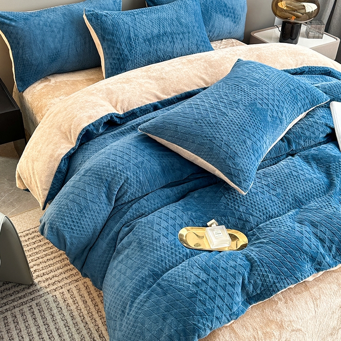 91家纺网 家纺一手货源 找家纺 铠畅家纺 2023爆款A类230g立体雕花牛奶绒四件套 七巧板宝蓝