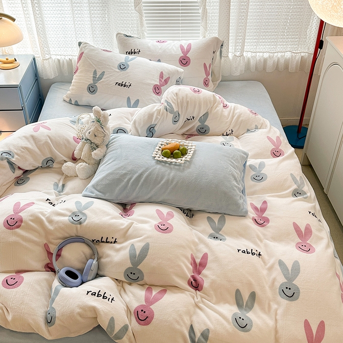 91家纺网 家纺一手货源 找家纺 昔可家纺  2023新款高克重印花牛奶绒卡通系列四件套 长耳朵兔兔