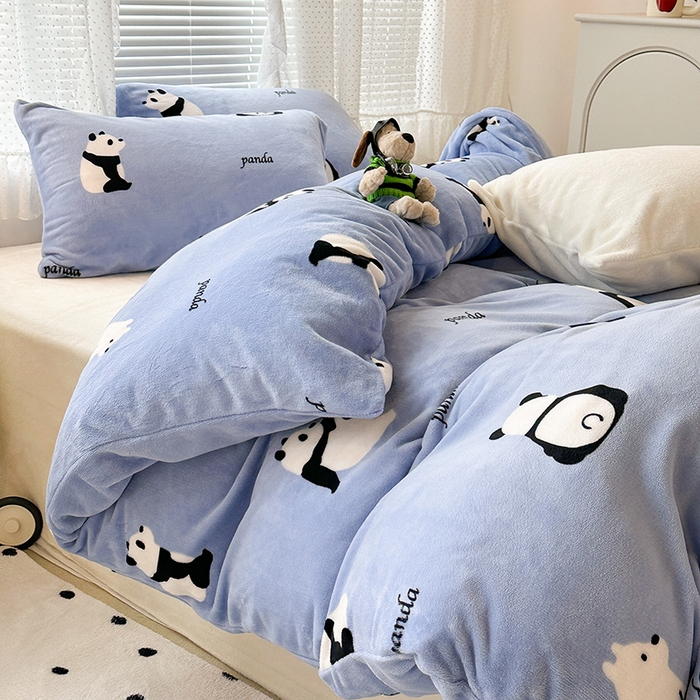 91家纺网 家纺一手货源 找家纺 昔可家纺  2023新款高克重印花牛奶绒卡通系列四件套 蓝底熊猫