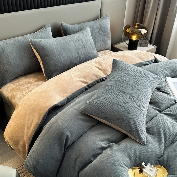 91家纺网 家纺一手货源 找家纺 铠畅家纺 2023爆款A类230g立体雕花牛奶绒四件套 大浪淘沙花型-灰