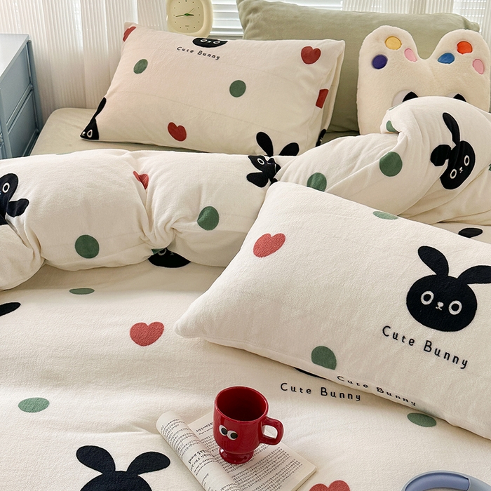 91家纺网 家纺一手货源 找家纺 昔可家纺  2023新款高克重印花牛奶绒卡通系列四件套 波点小黑兔