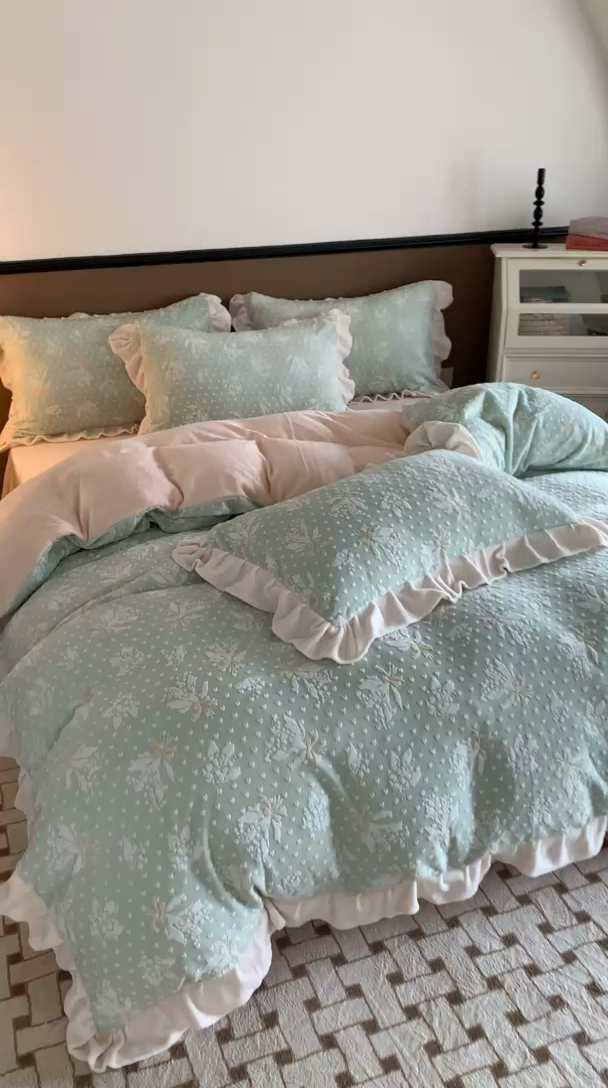 91家纺网 家纺一手货源 找家纺 潘朵拉 2023新款高克重法式花边着色雕花牛奶绒四件套 清浅（绿）