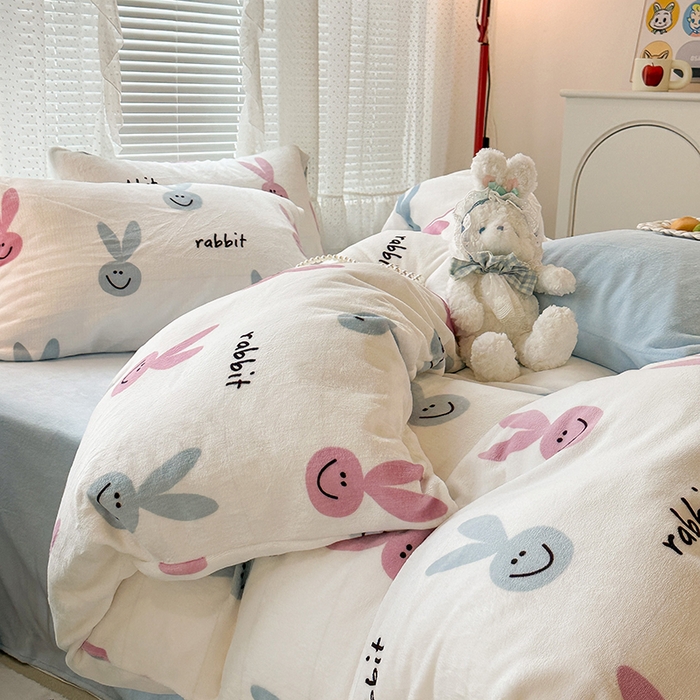 91家纺网 家纺一手货源 找家纺 昔可家纺  2023新款高克重印花牛奶绒卡通系列四件套 长耳朵兔兔