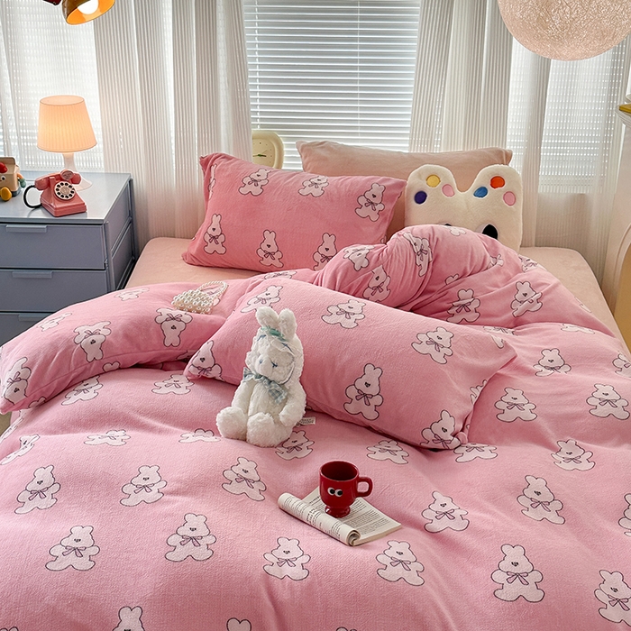 91家纺网 家纺一手货源 找家纺 昔可家纺  2023新款高克重印花牛奶绒卡通系列四件套 多巴胺兔兔