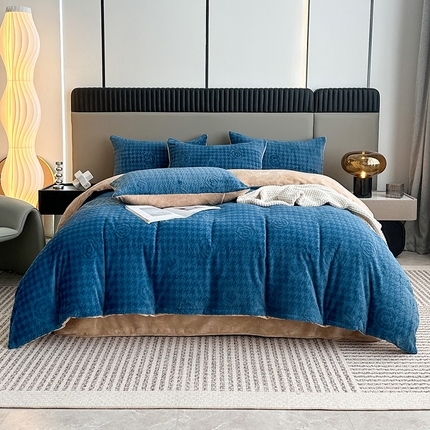 91家纺网 家纺一手货源 找家纺 铠畅家纺 2023爆款A类230g立体雕花牛奶绒四件套 山茶花宝蓝