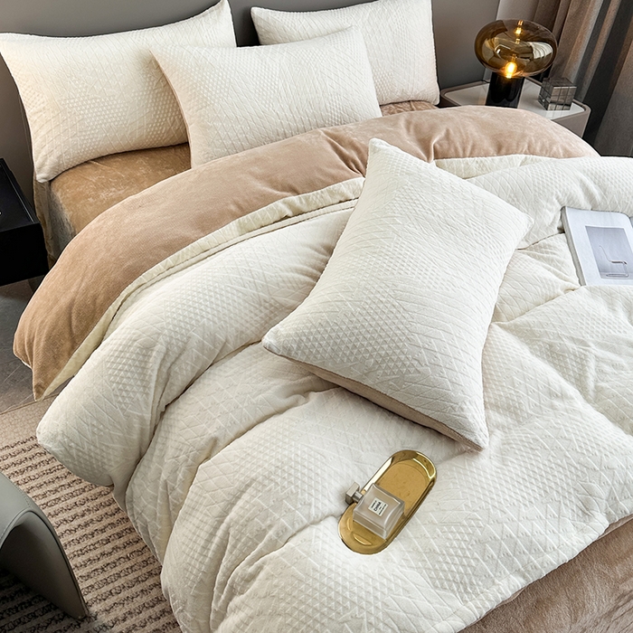 91家纺网 家纺一手货源 找家纺 铠畅家纺 2023爆款A类230g立体雕花牛奶绒四件套 七巧板奶白