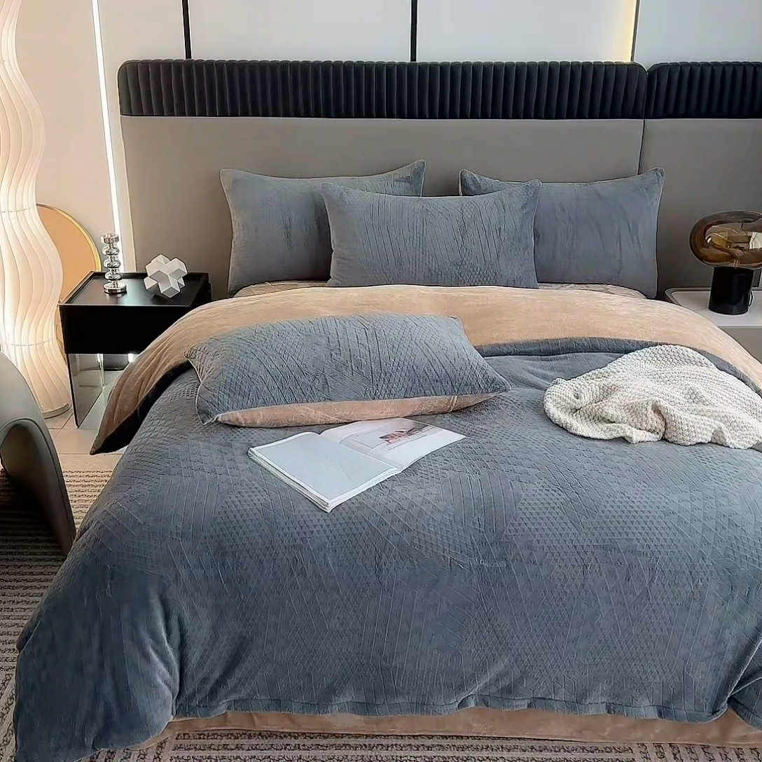 91家纺网 家纺一手货源 找家纺 铠畅家纺 2023爆款A类230g立体雕花牛奶绒四件套 七巧板高级灰