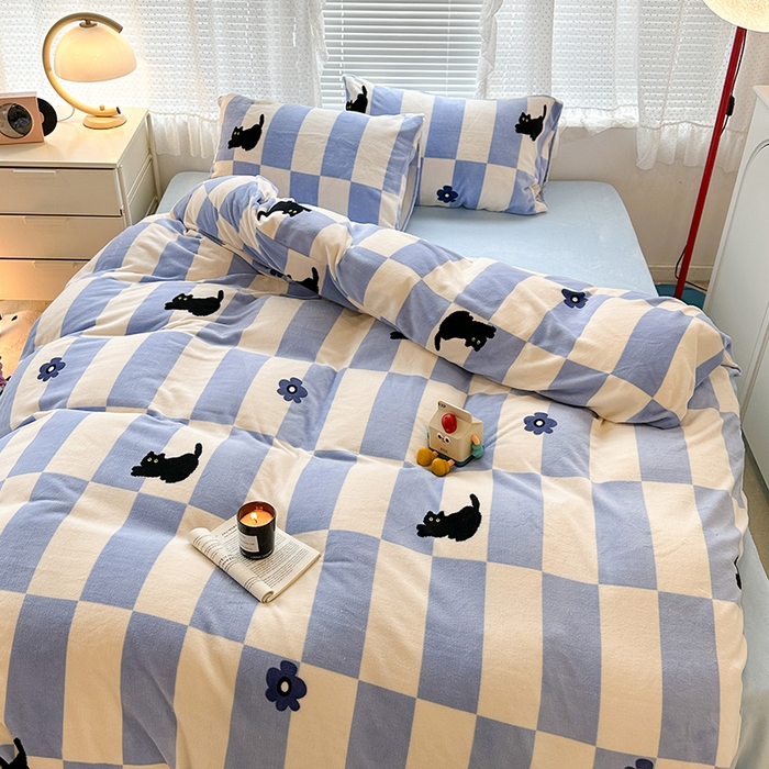 91家纺网 家纺一手货源 找家纺 昔可家纺  2023新款高克重印花牛奶绒卡通系列四件套 蓝格小黑猫