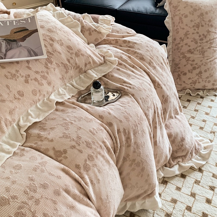 91家纺网 家纺一手货源 找家纺 潘朵拉 2023新款高克重法式花边着色雕花牛奶绒四件套 梨花咖