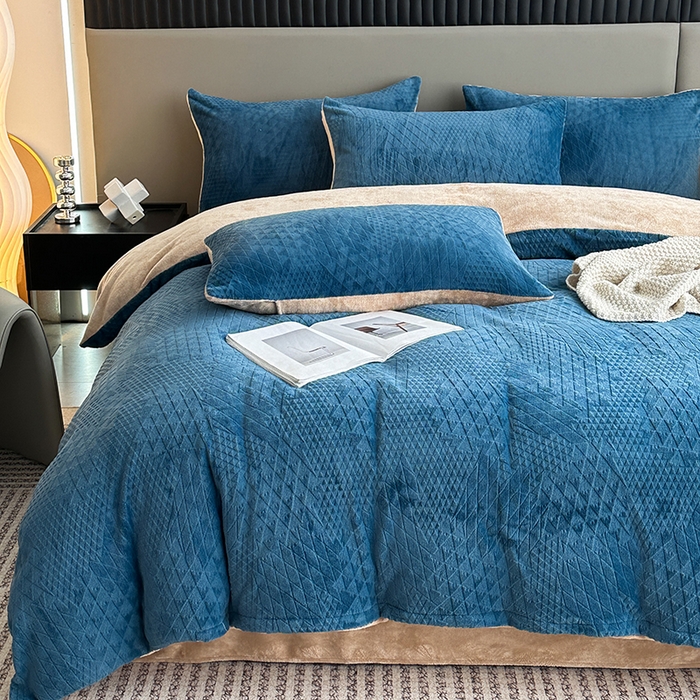 91家纺网 家纺一手货源 找家纺 铠畅家纺 2023爆款A类230g立体雕花牛奶绒四件套 七巧板宝蓝