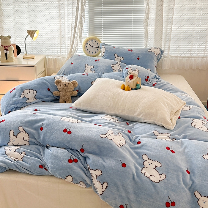 91家纺网 家纺一手货源 找家纺 昔可家纺  2023新款高克重印花牛奶绒卡通系列四件套 樱桃小奶狗