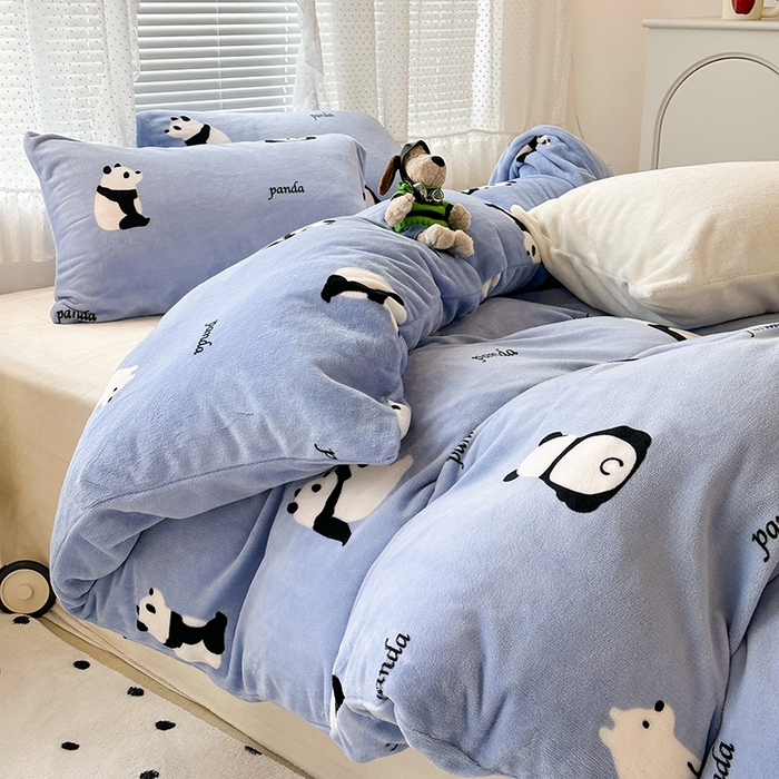 91家纺网 家纺一手货源 找家纺 昔可家纺  2023新款高克重印花牛奶绒卡通系列四件套 蓝底熊猫