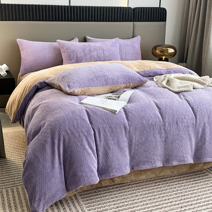 91家纺网 家纺一手货源 找家纺 铠畅家纺 2023爆款A类230g立体雕花牛奶绒四件套 七巧板紫