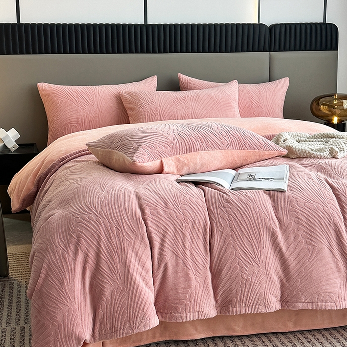 91家纺网 家纺一手货源 找家纺 铠畅家纺 2023爆款A类230g立体雕花牛奶绒四件套 大浪淘沙花型-粉