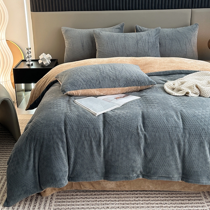 91家纺网 家纺一手货源 找家纺 铠畅家纺 2023爆款A类230g立体雕花牛奶绒四件套 七巧板高级灰