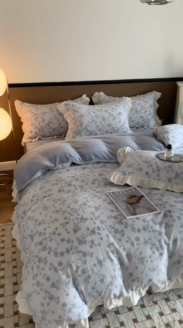 91家纺网 家纺一手货源 找家纺 潘朵拉 2023新款高克重法式花边着色雕花牛奶绒四件套 梨花兰