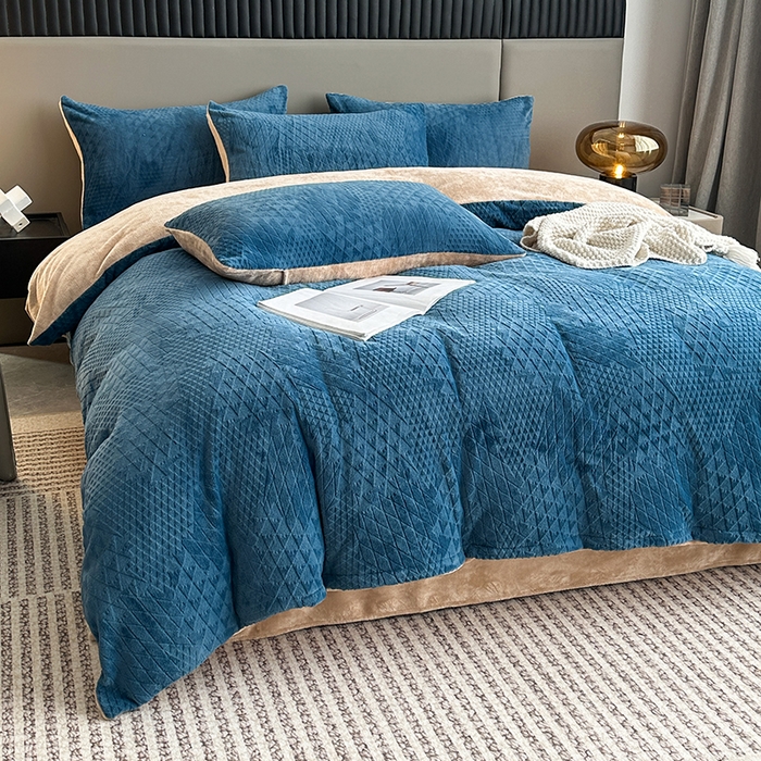 91家纺网 家纺一手货源 找家纺 铠畅家纺 2023爆款A类230g立体雕花牛奶绒四件套 七巧板宝蓝