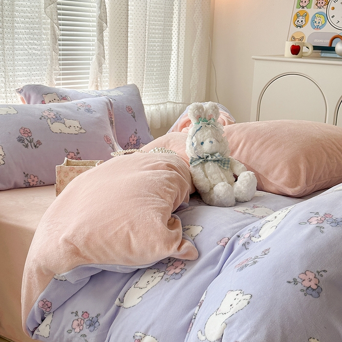 91家纺网 家纺一手货源 找家纺 昔可家纺  2023新款高克重印花牛奶绒卡通系列四件套 花花小猫咪