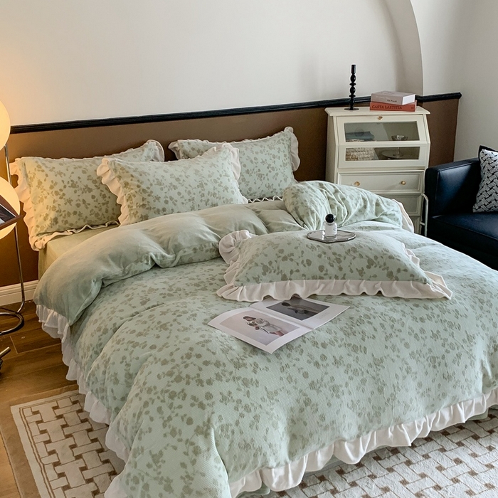 91家纺网 家纺一手货源 找家纺 潘朵拉 2023新款高克重法式花边着色雕花牛奶绒四件套 梨花绿