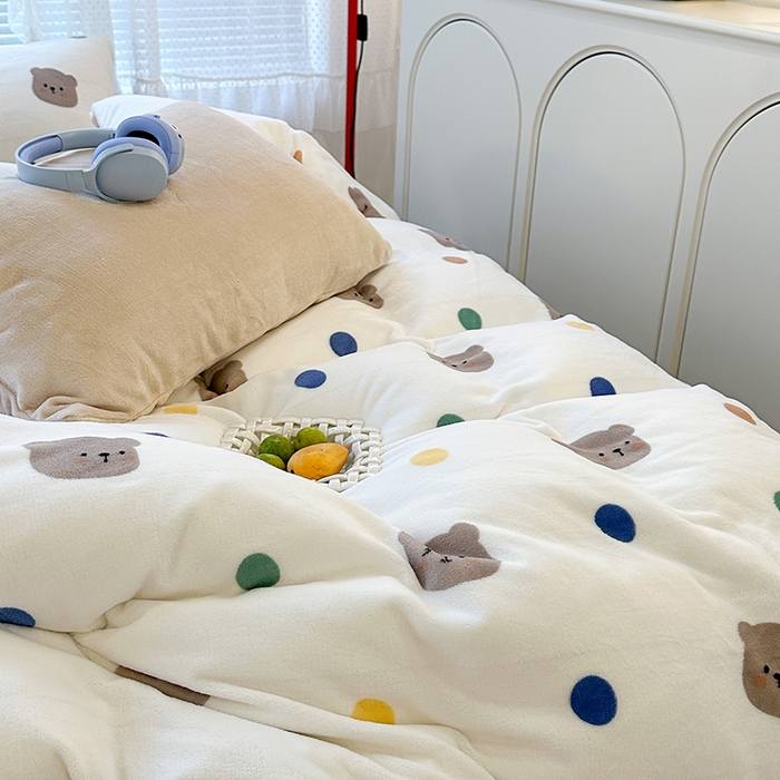 91家纺网 家纺一手货源 找家纺 昔可家纺  2023新款高克重印花牛奶绒卡通系列四件套 彩色波点熊