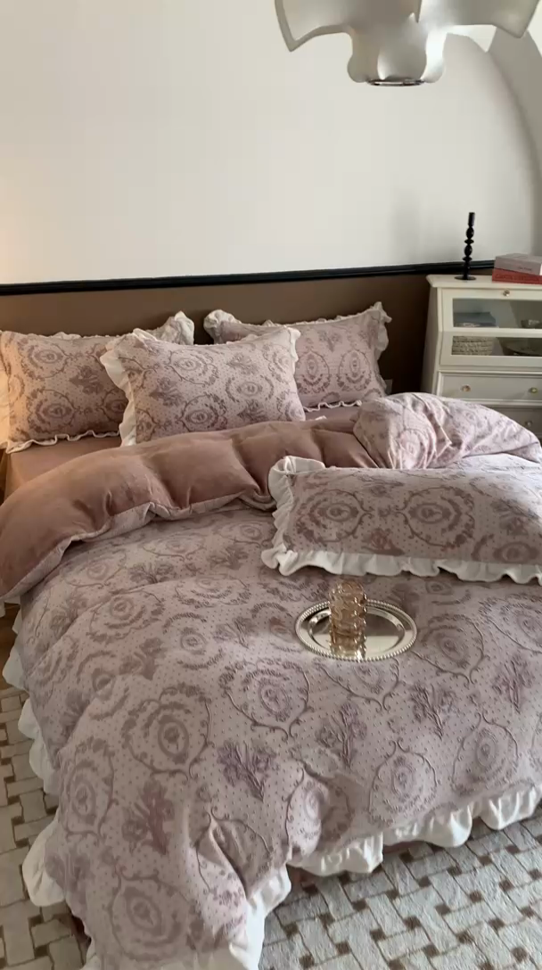 91家纺网 家纺一手货源 找家纺 潘朵拉 2023新款高克重法式花边着色雕花牛奶绒四件套 法式浪漫咖