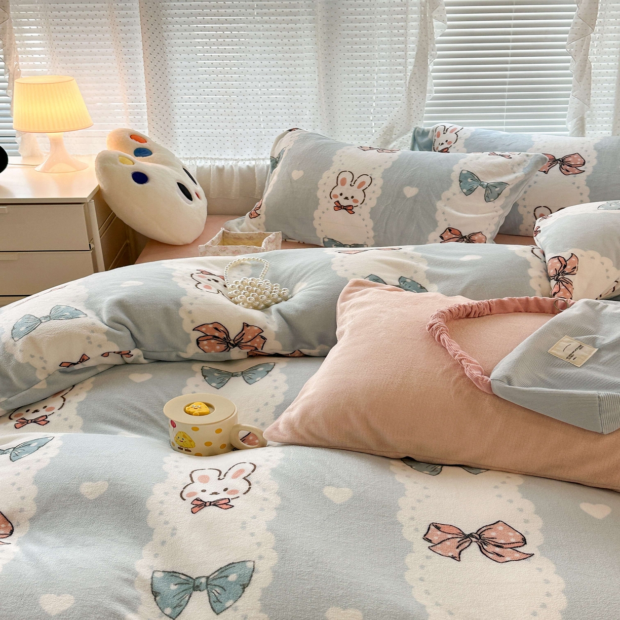 91家纺网 家纺一手货源 找家纺 昔可家纺  2023新款高克重印花牛奶绒卡通系列四件套 爱心蝴蝶结兔
